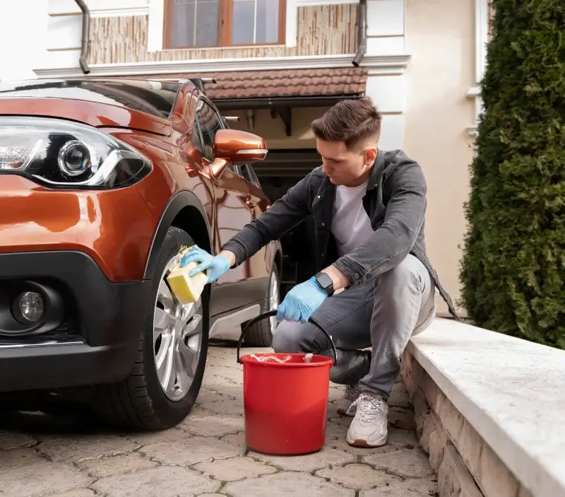 Lavage auto à domicile Le Retail : professionnel intervenant sur un véhicule